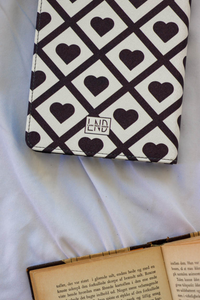 black & white heart kindle case