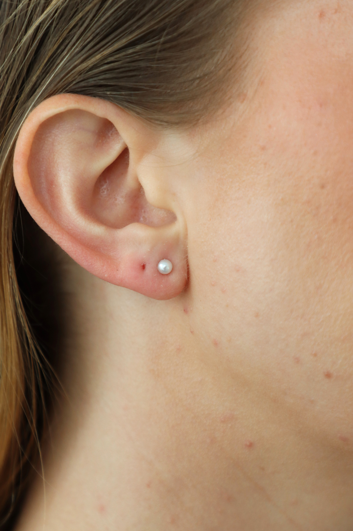 pearl stud earring