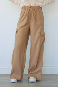 girl wearing brown cargo linen pants