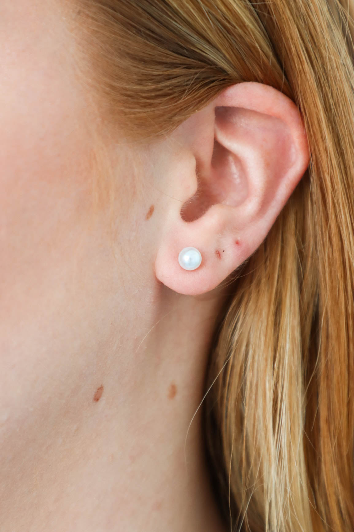 small white pearl stud earrings