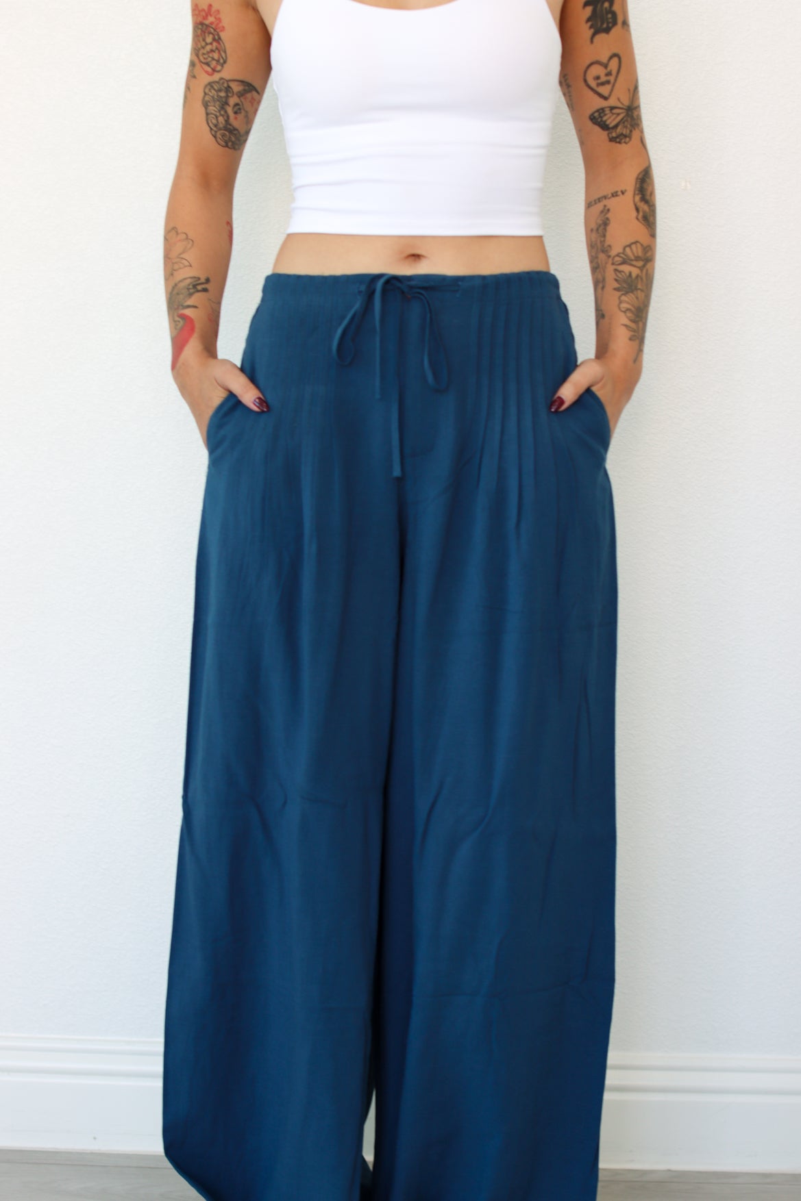 Woman wearing navy blue wide leg linen pants 