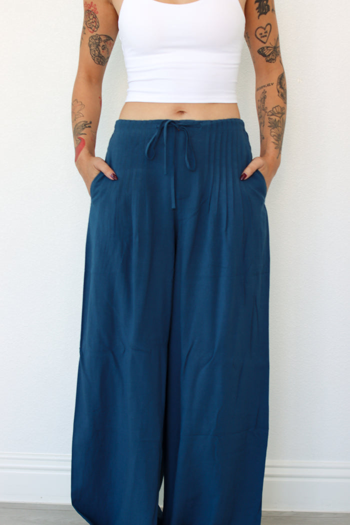 Woman wearing navy blue wide leg linen pants 