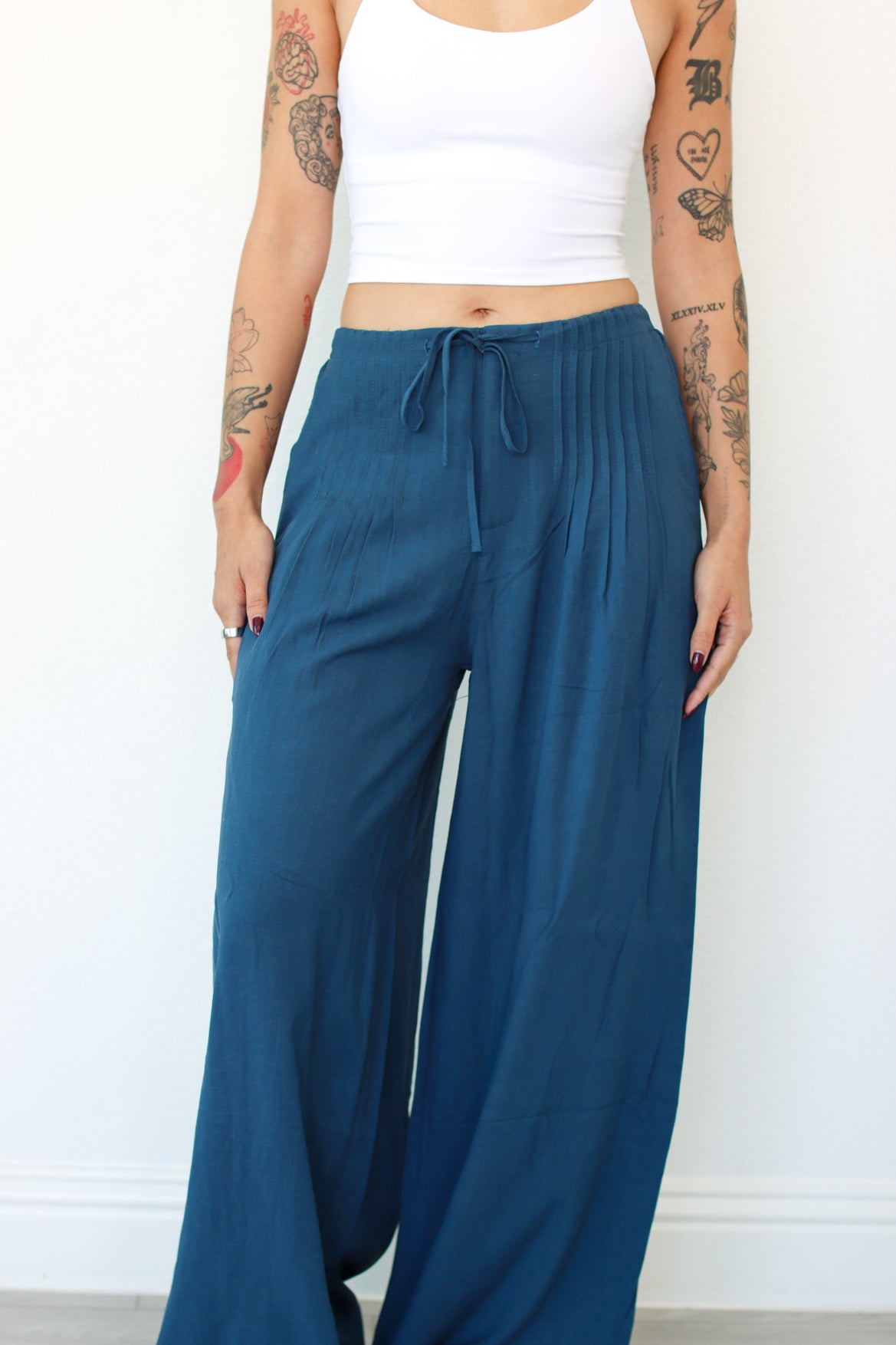 Woman wearing navy blue wide leg linen pants 