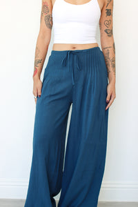 Woman wearing navy blue wide leg linen pants 
