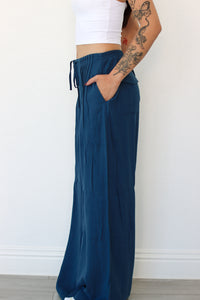 Woman wearing navy blue wide leg linen pants 