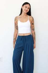 Woman wearing navy blue wide leg linen pants 