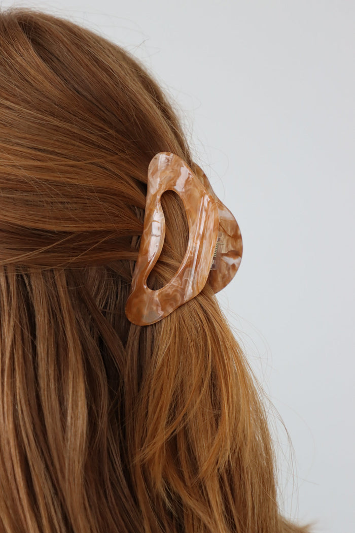 girl wearing tan acrylic clip in her hair