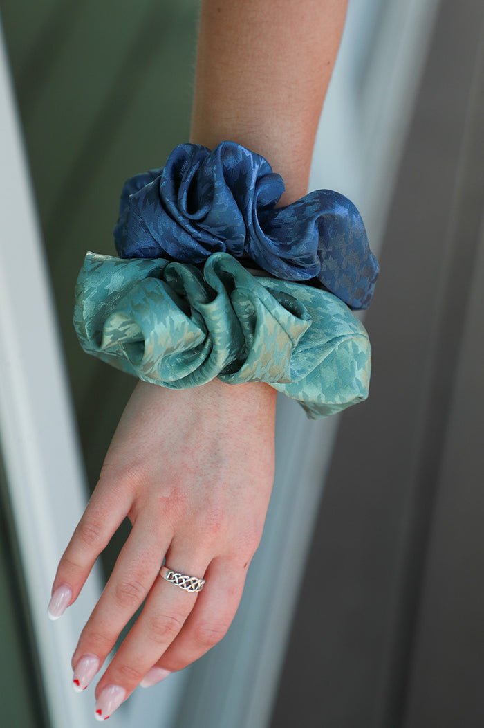 girl wearing navy and teal houndstooth monochromatic scrunchies on her wrist